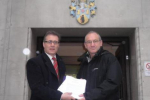 Mark _Pawsey MP hands over petition from Barnacle residents